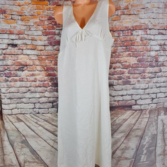 Jaclyn Smith Plus Sz 1X Long Nightgown Creme Sleeveless Floral Embossed - Picture 3 of 11